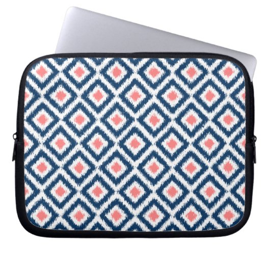 Navy Blue und Coral Diamond Ikat Muster Laptopschutzhülle (Vorderseite)