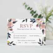 Navy Blue und Dusty Pink Floral Elegante Hochzeit RSVP Karte (Stehend Vorderseite)
