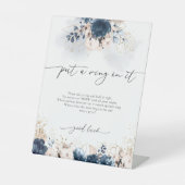 Navy Blue und Dusty Rose setzen einen Ring auf ihr Sockelschild (Vorderseite)