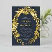 Navy Blue und Gold Floral | Elegant Moody Wedding Folieneinladung (Stehend vorne)