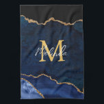 Navy Blue und Gold Marmor Agate Geschirrtuch<br><div class="desc">Dieses Küchentuch mit elegantem und glamourösem Marmorboden mit geode gemstone Details und Imitaten goldenen Glitzer Akzente. Das Monogramm kombiniert handgeschriebene Skripte mit modernen serifenlosen Schriftart für ein elegantes und raffiniertes Aussehen. Dies wird das ideale Geschenk, da es mit einem Namen und Initial angepasst werden kann. Die tiefen blauen Farbtöne machen...</div>