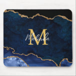 Navy Blue und Gold Marmor Agate Mousepad<br><div class="desc">Dieses Mauspad weist einen eleganten und glamourösen Marmorhintergrund mit geode gemstone Details und Imitaten goldenen Glitzer Akzente. Das Monogramm kombiniert handgeschriebene Skripte mit modernen serifenlosen Schriftart für ein elegantes und raffiniertes Aussehen. Dies wird das ideale Geschenk, da es mit einem Namen und Initial angepasst werden kann. Die tiefen blauen Farbtöne...</div>