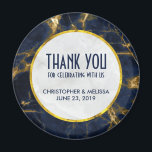Navy Blue und Gold Marmor Moderne, stilvolle Hochz Magnet<br><div class="desc">Gastgeschenk Hochzeit Magnete mit stilvollem und elegantem Hintergrund aus Marineblau und Goldmarmor. Oben platziert ist ein Kreis mit einem Imitat,  der eine goldene Folie mit dem personalisierten Text enthält.</div>