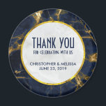 Navy Blue und Gold Marmor Moderne, stilvolle Hochz Magnet<br><div class="desc">Gastgeschenk Hochzeit Magnete mit stilvollem und elegantem Hintergrund aus Marineblau und Goldmarmor. Oben platziert ist ein Kreis mit einem Imitat,  der eine goldene Folie mit dem personalisierten Text enthält.</div>
