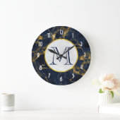 Navy Blue und Gold Marmor Moderne, stilvolle Monog Große Wanduhr (Zuhause)
