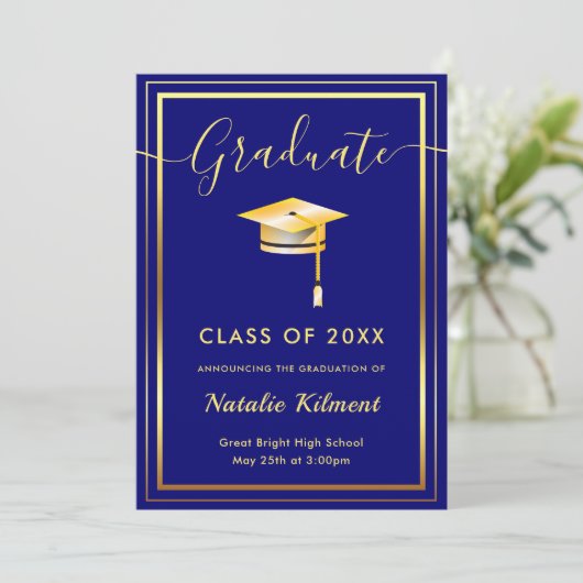 Navy Blue und Gold Moderne Graduate Cap Abschluss Ankündigung (Stehend Vorderseite)