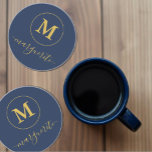 Navy Blue und Gold Monogram Getränkeuntersetzer<br><div class="desc">Dieser personalisierte Untersetzer ist einfach,  elegant und raffiniert. Es verfügt über einen marineblauen Hintergrund mit einem goldenen Monogramm und Skripttypografie für Ihre Personalisierung. Farben können auf Ihre Wahl zugeschnitten werden</div>