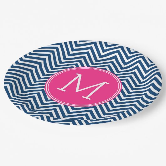 Navy Blue und Magenta Chevrons Custom Monogram Pappteller (Schrägansicht)