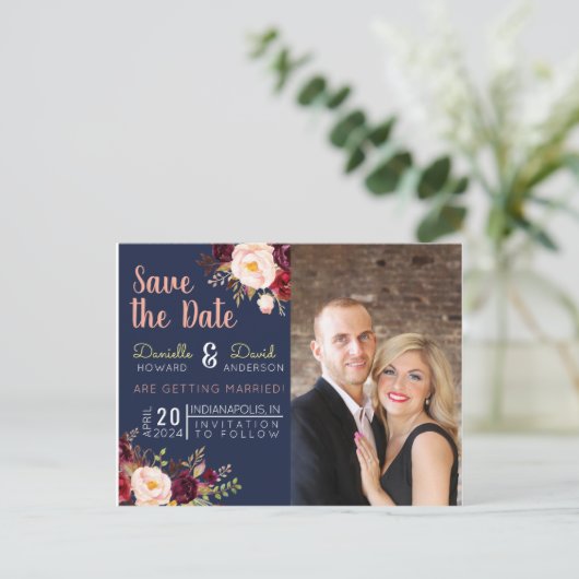 Navy Blue und Merlot Floral Save the Date Einladungspostkarte (Stehend Vorderseite)