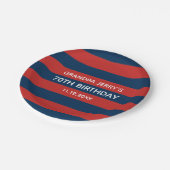 Navy Blue und Red Rugby Stripes Birthday Party Pappteller (Schrägansicht)