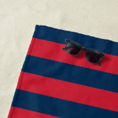 Navy Blue und Red Rugby Stripes mit Individuelle N Strandtuch (Beispiel)
