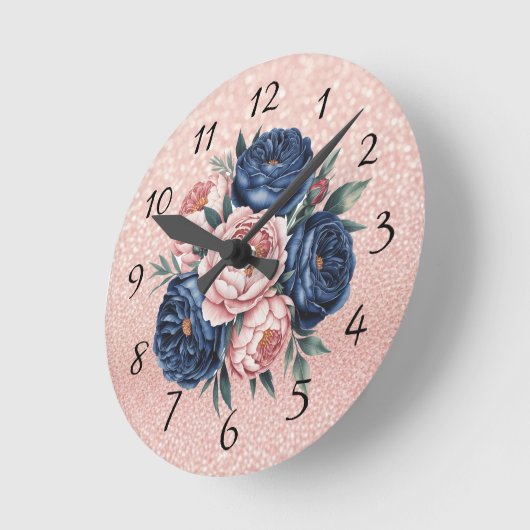 Navy Blue und Rose Gold Floral Runde Wanduhr (Winkel)