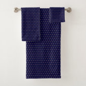 Navy Blue und Rose Gold Textured Polka Dot Muster Badhandtuch Set (Insitu)