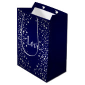 Navy Blue und Silver Confetti Dots Mittlere Geschenktüte (Rückseite Schrägansicht)