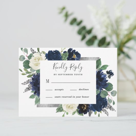 Navy Blue und Silver Elegante Elfenbeinblumenhochz RSVP Karte (Stehend Vorderseite)