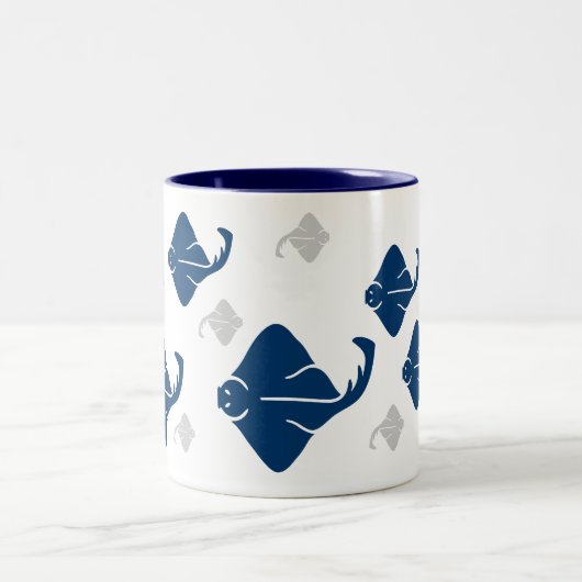 Navy Blue und Silver Stingray Fish Zweifarbige Tasse (Mittel)
