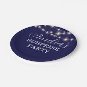 Navy Blue und String Light Überraschung Geburtstag Pappteller (Schrägansicht)