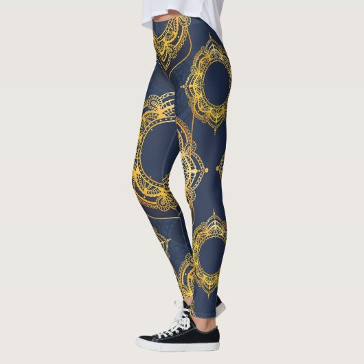 Navy Blue und Violet mit Gold-Mandalasen Leggings (Links)