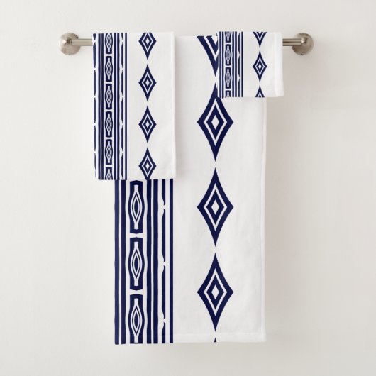 Navy Blue und White Aztec Tribal Stribal Muster Badhandtuch Set (Insitu)