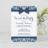 Navy Blue und White Lace Bow Sweet 16 Party Einladung (Stehend Vorderseite)