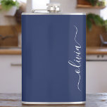 Navy Blue und White Modern Monogram Flachmann<br><div class="desc">Unsere Navy Blue and White Modern Monogram Collection: Erhöhen Sie Ihre Wohngestaltung mit unserer ausgeklügelten Kollektion, die ein zeitgenössisches Marineblau-Farbschema bietet. Jedes Stück ist sorgfältig gefertigt, um Eleganz und Stil zu entfesseln, um jedem Zimmer eine Touch modernen Flairs hinzuzufügen. Egal ob Sie mit Monogramm Kissen, personalisierte Wandkunst oder elegantes Küchenzubehör...</div>