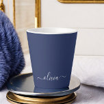 Navy Blue und White Modern Monogram Milchtasse<br><div class="desc">Unsere Navy Blue and White Modern Monogram Collection: Erhöhen Sie Ihre Wohngestaltung mit unserer ausgeklügelten Kollektion, die ein zeitgenössisches Marineblau-Farbschema bietet. Jedes Stück ist sorgfältig gefertigt, um Eleganz und Stil zu entfesseln, um jedem Zimmer eine Touch modernen Flairs hinzuzufügen. Egal ob Sie mit Monogramm Kissen, personalisierte Wandkunst oder elegantes Küchenzubehör...</div>