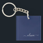 Navy Blue und White Modern Monogram Schlüsselanhänger<br><div class="desc">Unsere Navy Blue and White Modern Monogram Collection: Erhöhen Sie Ihre Wohngestaltung mit unserer ausgeklügelten Kollektion, die ein zeitgenössisches Marineblau-Farbschema bietet. Jedes Stück ist sorgfältig gefertigt, um Eleganz und Stil zu entfesseln, um jedem Zimmer eine Touch modernen Flairs hinzuzufügen. Egal ob Sie mit Monogramm Kissen, personalisierte Wandkunst oder elegantes Küchenzubehör...</div>