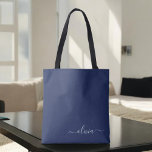 Navy Blue und White Modern Monogram Tasche<br><div class="desc">Unsere Navy Blue and White Modern Monogram Collection: Erhöhen Sie Ihre Wohngestaltung mit unserer ausgeklügelten Kollektion, die ein zeitgenössisches Marineblau-Farbschema bietet. Jedes Stück ist sorgfältig gefertigt, um Eleganz und Stil zu entfesseln, um jedem Zimmer eine Touch modernen Flairs hinzuzufügen. Egal ob Sie mit Monogramm Kissen, personalisierte Wandkunst oder elegantes Küchenzubehör...</div>