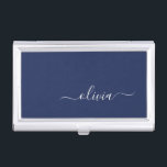 Navy Blue und White Modern Monogram Visitenkarten Dose<br><div class="desc">Unsere Navy Blue and White Modern Monogram Collection: Erhöhen Sie Ihre Wohngestaltung mit unserer ausgeklügelten Kollektion, die ein zeitgenössisches Marineblau-Farbschema bietet. Jedes Stück ist sorgfältig gefertigt, um Eleganz und Stil zu entfesseln, um jedem Zimmer eine Touch modernen Flairs hinzuzufügen. Egal ob Sie mit Monogramm Kissen, personalisierte Wandkunst oder elegantes Küchenzubehör...</div>