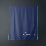 Navy Blue und White Modern Monogram Wandteppich<br><div class="desc">Unsere Navy Blue and White Modern Monogram Collection: Erhöhen Sie Ihre Wohngestaltung mit unserer ausgeklügelten Kollektion, die ein zeitgenössisches Marineblau-Farbschema bietet. Jedes Stück ist sorgfältig gefertigt, um Eleganz und Stil zu entfesseln, um jedem Zimmer eine Touch modernen Flairs hinzuzufügen. Egal ob Sie mit Monogramm Kissen, personalisierte Wandkunst oder elegantes Küchenzubehör...</div>