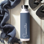 Navy Blue und White Personalisiert Trinkflasche<br><div class="desc">Diese personalisiert isolierte Flasche verbindet modernen Stil mit eleganter Einfachheit und bietet Ihren individuelle Name in weißer Schrift vor einem raffinierten marineblauen Hintergrund. Diese Flasche ist dazu gedacht, im Sommer kalte und im Winter warme Getränke behalten. Sie ist perfekt für die Braut, ein Geschenk für sie oder ein stilvoller Begleiter...</div>