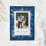 Navy Blue Vintag Botanical Frame Frohe Weihnachten<br><div class="desc">Frohe Weihnachten! Schick Weihnachtsgrüße mit dieser Vintagen Weihnachtsflachkarte. Es zeigt Vintage Linienkunst von Pinecones,  Kiefernnadeln und Hollies mit marineblau Hintergrund. Personalisieren Sie Ihre Daten,  indem Sie Foto,  Namen,  Jahr und Nachricht hinzufügen. Diese weihnachtliche Weihnachtskarte ist in anderen Fotos erhältlich. Matching-Elemente sind verfügbar.</div>