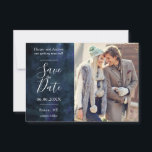 Navy Blue Watercolor Gold Glitzern Custom Foto Save The Date<br><div class="desc">Ideal Save the Date für Herbst- oder Winterhochzeiten! Hintergrund ist dunkle Aquarelltextur der Marine. Auf dem oberen und unteren Ende des Fotos befindet sich eine sehr subtile Schicht aus Glitzern. Ersetzen Sie das Template-Foto durch das Foto Verlobung.</div>
