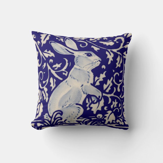 Navy Blue White Alert Rabbit Hare Chinoiserie Art Kissen (Vorderseite)