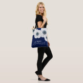 Navy Blue & White Anemones Modernes Brautparty Tasche (Am Model)