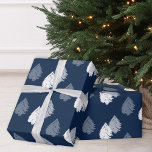 Navy Blue White Christmas Tree Muster Geschenkpapier<br><div class="desc">Diese einfache Weihnachtsbaumstruktur Wickelpapierrolle zeichnet sich durch ein modernes marineblau-weißes Design aus. Ein einzigartiger Weg,  um Ihren Urlaub abzuschließen,  präsentiert diese festliche Saison. Sie können die Hintergrundfarbe in eine beliebige Farbe Ihrer Wahl ändern.</div>