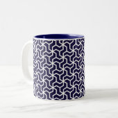 Navy Blue White Geometric Art Deco Muster Zweifarbige Tasse (Vorderseite Links)