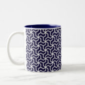 Navy Blue White Geometric Art Deco Muster Zweifarbige Tasse (Links)