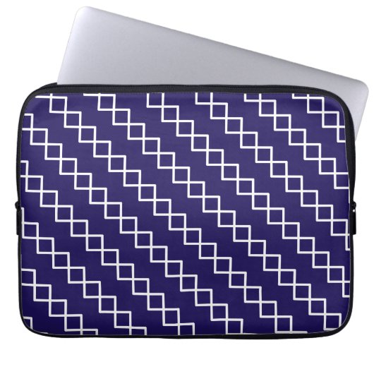 Navy Blue White Geometric Laptopschutzhülle (Vorderseite)