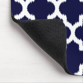 Navy Blue & White Ikat Tribal Geometrie Muster Mousepad (Ecke)