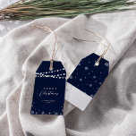 Navy Blue & White | Lights & Snow Frohe Weihnachte Geschenkanhänger<br><div class="desc">Feiern Sie die Saison mit diesem stilvollen Weihnachtsgeschenktag. Dieses Design enthält "Frohe Weihnachten" und einen festlichen Schneeflocken- und Stringbeleuchtungshintergrund. Sie können den Text personalisieren. Mehr Büromaterial und Party sind in meinem Shop BaraBomDesign erhältlich.</div>