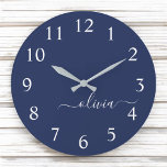 Navy Blue White Modern Script Giron Monogram Name Große Wanduhr<br><div class="desc">Navy Blue und White Simple Script Monogram Name Clock. Das macht den perfekten 16 Geburtstag,  Hochzeit,  Brautparty,  Jubiläum,  Babydusche oder Junggeselinnen-Abschied Geschenk für jemanden,  der Lieben glamourösen Luxus und schicke Stile.</div>