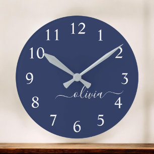 Navy Blue White Modern Script Giron Monogram Name Runde Wanduhr