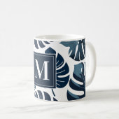 Navy Blue & White Monstera Leaf Monogram Kaffeetasse (VorderseiteRechts)