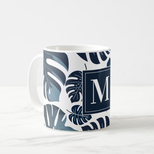 Navy Blue & White Monstera Leaf Monogram Kaffeetasse (Vorderseite Links)