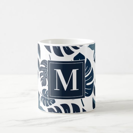 Navy Blue & White Monstera Leaf Monogram Kaffeetasse (Mittel)