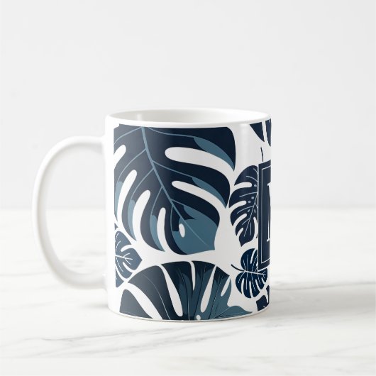 Navy Blue & White Monstera Leaf Monogram Kaffeetasse (Links)