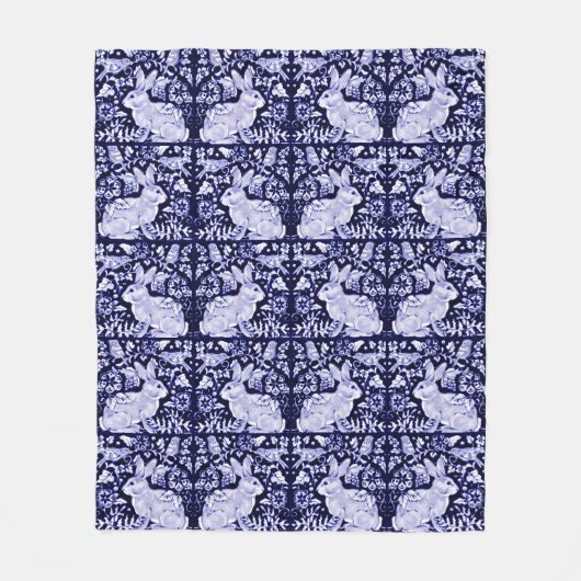 Navy Blue & White Rabbit Bunny Bird Floral Dedham Fleecedecke (Vorderseite)