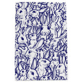 Navy Blue White Rabbit Bunny Large Pattern Mittlere Geschenktüte (Vorderseite)