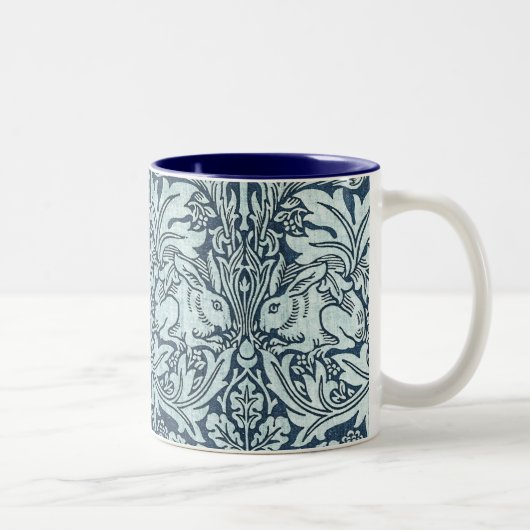 Navy Blue White Rabbit William Morris Zweifarbige Tasse (Rechts)
